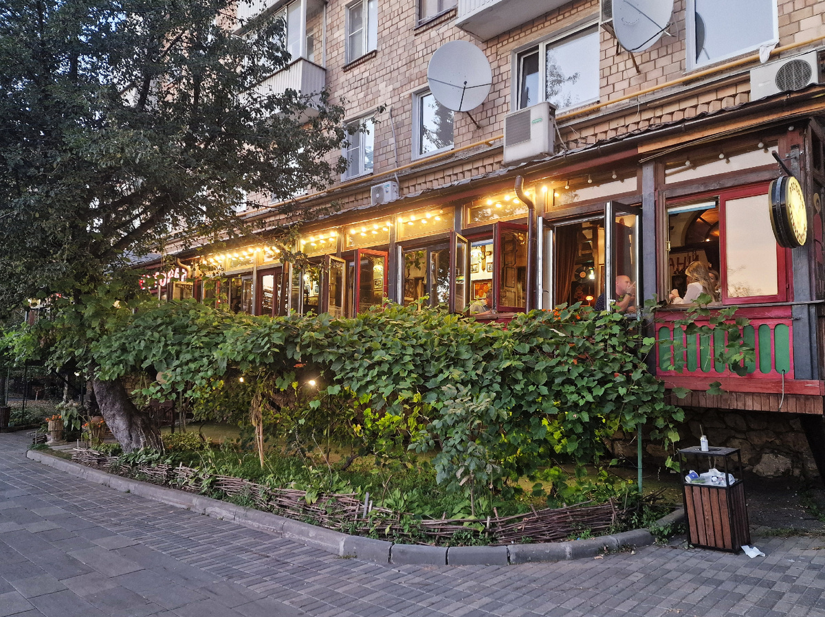 Вход в грузинский ресторан "У Пиросмани"