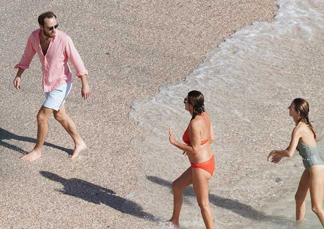 Кэрол и Джеймс Миддлтон и Ализе Тревене на пляже отеля Eden Rock на острове Сент-Бартс