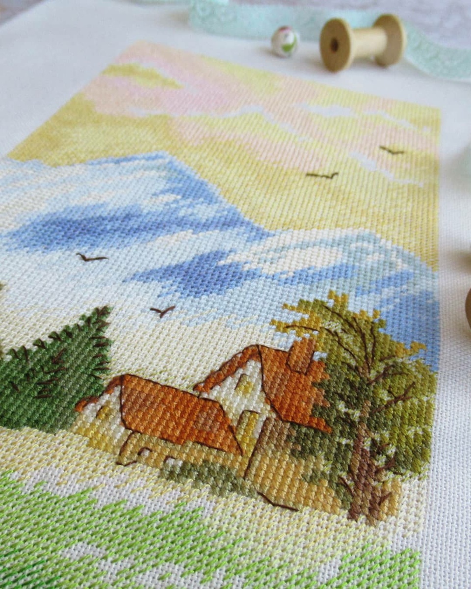 Вышитая работа по схеме «Домик в горах». Вышила Татьяна Полякова