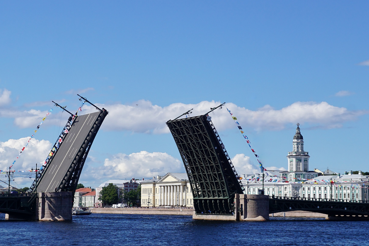 Нева. Дворцовый мост. Фото автора.