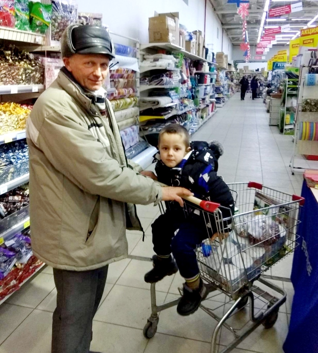 В магазине можно давать ребенку пояснения, что "дороже", что "дешевле", что стоит примерно столько же, как его любимая игрушка и т.п. // Фото для иллюстрации публикации из свободного источника