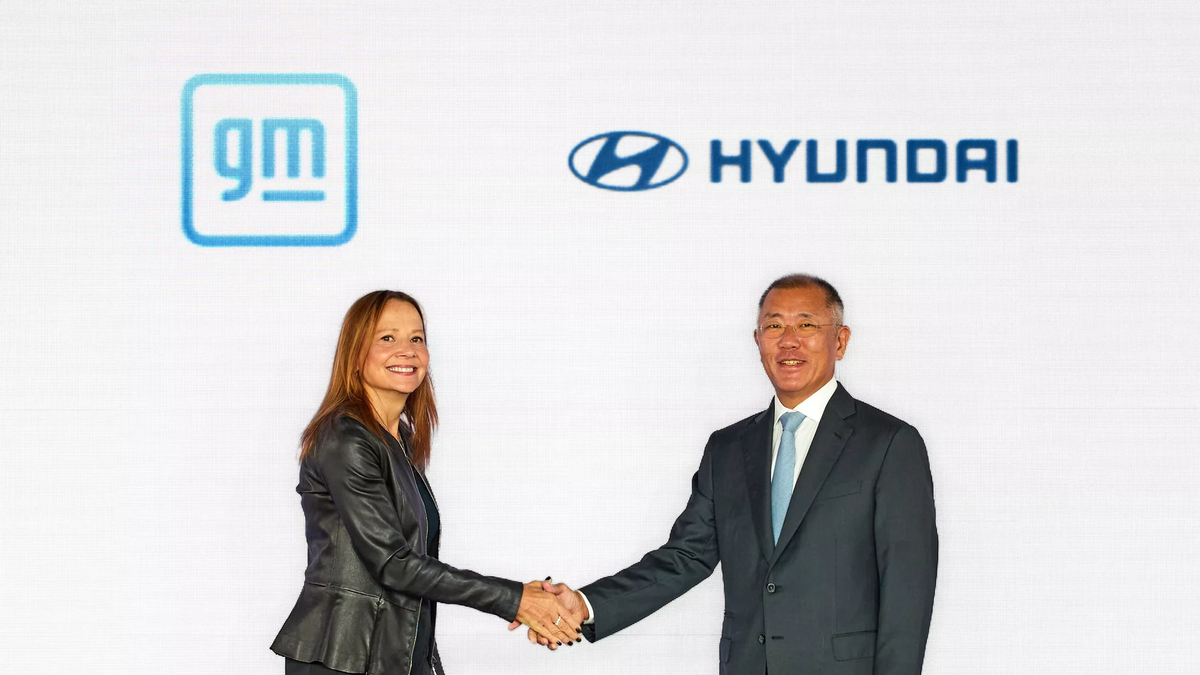    Председатель правления концерна Hyundai Ыйсан Чонг и глава GM Мэри Барра