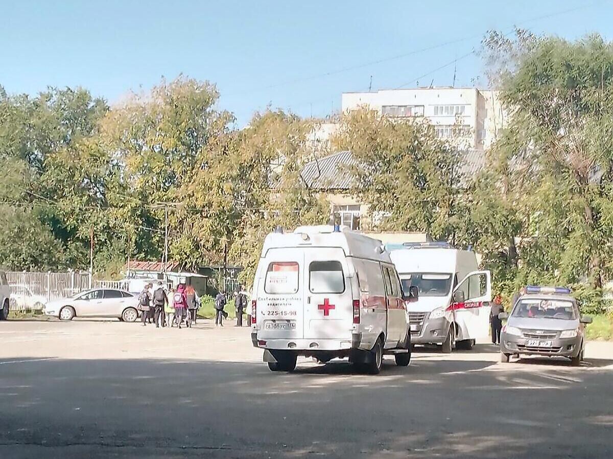    Обстановка возле школы в Челябинске, где школьник с молотком напал на учеников и педагогов© Фото : соцсети