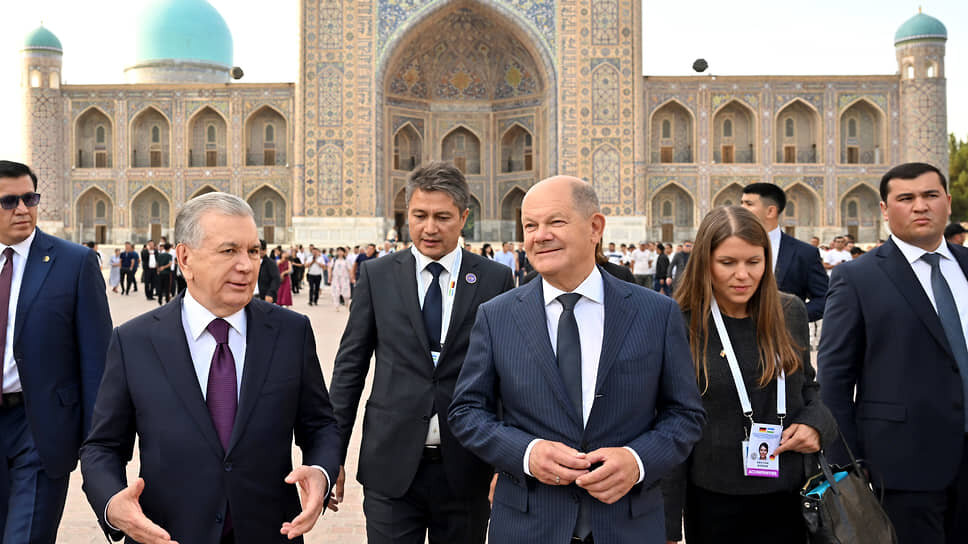 Фото: Uzbekistan's Presidential Press Office / AP📷Олаф Шольц (в центре) в Самарканде