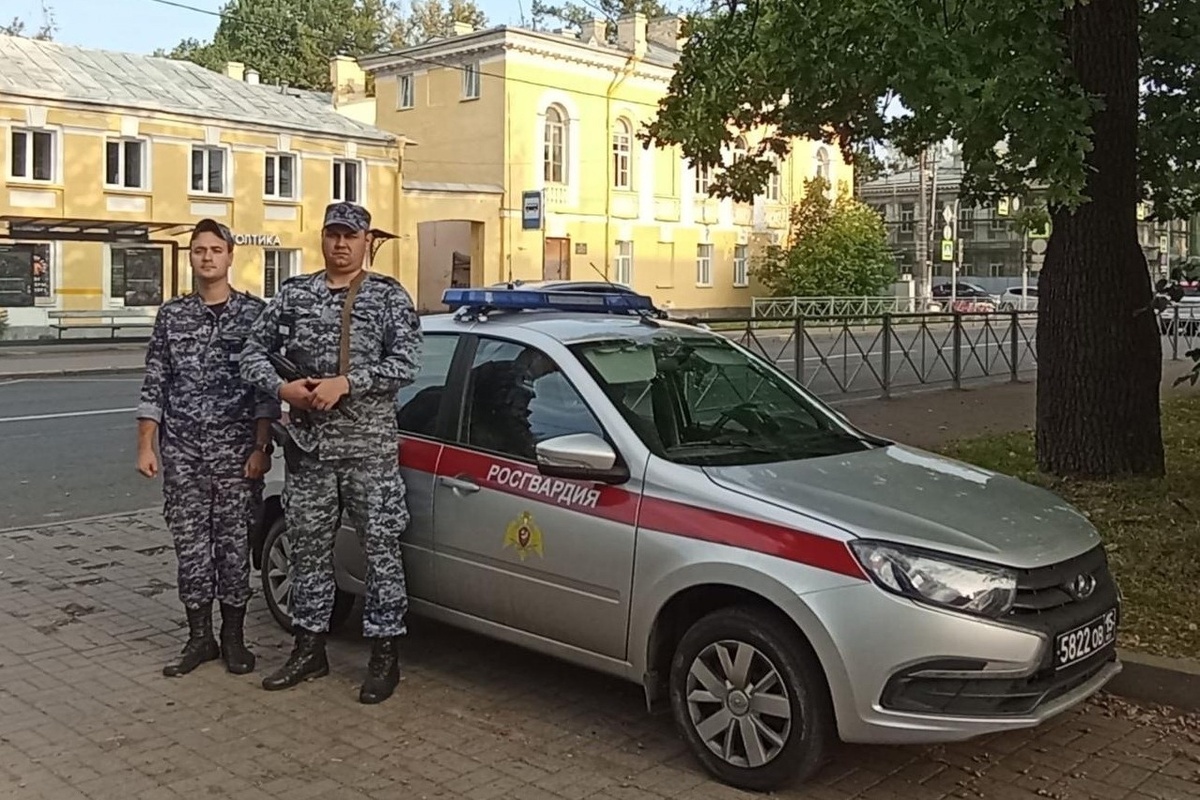 Накануне, 13 сентября, в 23.55 сотрудники отдела вневедомственной охраны по Петродворцовому району Санкт-Петербурга на Санкт-Петербургском проспекте обнаружили 63-летнего пациента, самовольно покинувшего здание районной больницы. 
В правоохранительные органы поступила информация о том, что мужчина, страдающий потерей памяти и находящийся на реабилитации после инсульта, сложил свои личные вещи в пакет и ушел из медучреждения.

Получив приметы пенсионера, наряд Росгвардии незамедлительно приступил к поиску и обнаружил его во дворе одного из домов на Санкт-Петербургском проспекте.

Сотрудники Росгвардии доставили мужчину в дежурную часть ОМВД, где он был передан сыну.