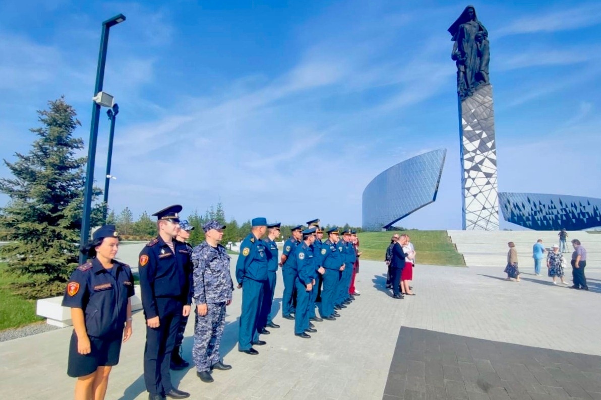 Накануне, 13 сентября, в 83-ю годовщину начала оккупации города Гатчины, сотрудники межрайнного отдела вневедомственной охраны по Гатчинскому району Ленинградской области приняли участие в траурном мероприятии, которое прошло в мемориальном комплексе в деревне Зайцево. 
Оккупация Гатчины началась 13 сентября 1941 года и длилась 866 дней. На территории, где возведён монумент «В память о мирных жителях СССР - жертвах нацистского геноцида в годы Великой Отечественной войны», располагались многочисленные лагеря для военнопленных, в том числе концлагерь «Дулаг-154», в системе которого было уничтожено более 80 тысяч советских граждан.

Представители Росгвардии возложили цветы к мемориалу и почтили память жертв фашизма минутой молчания.