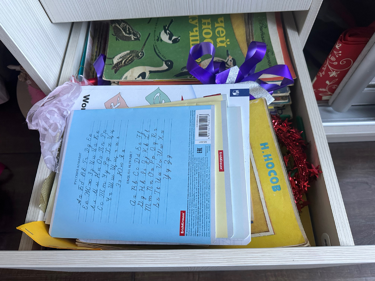 Там лежат мои детские книги 