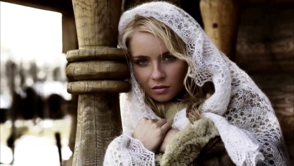 Фото из интернета. Молодая мать в отчаянии.