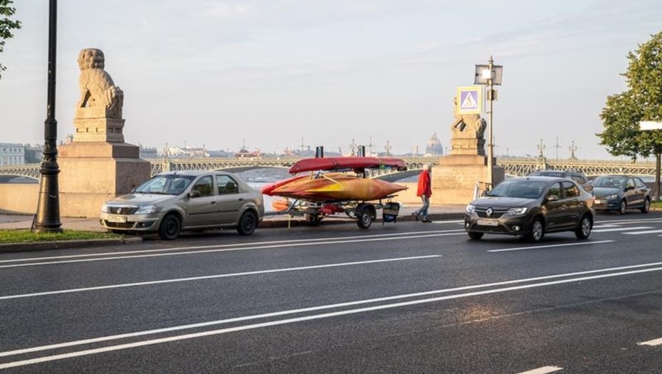    Петербург, сентябрь. Горожане выезжают на отдых с сап-бордами. Автор фото: Михаил Тихонов