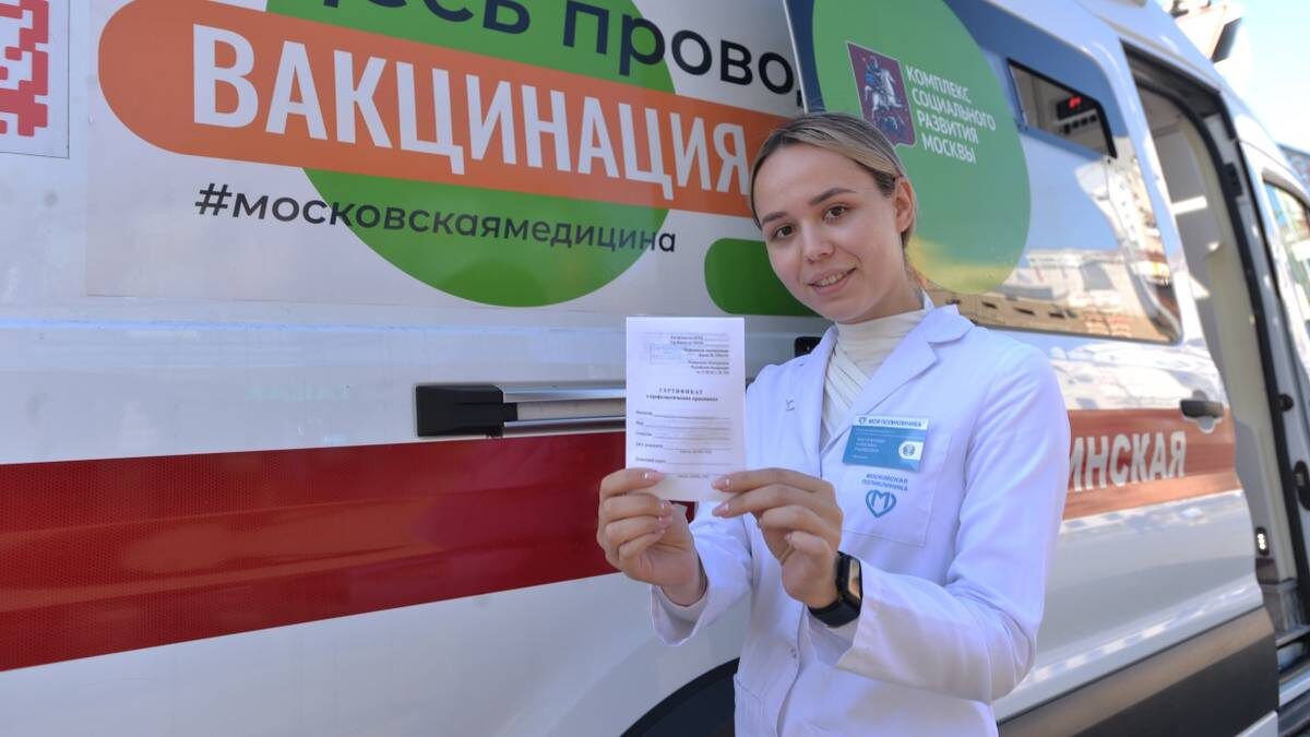    Фельдшер Анжелика Янкуржиева в прививочном пункте / Фото: Александр Кочубей / Вечерняя Москва