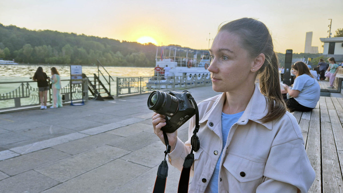 Если вы отправитесь на водную прогулку на закате, то увидите, как в Москве включается архитектурная подсветка