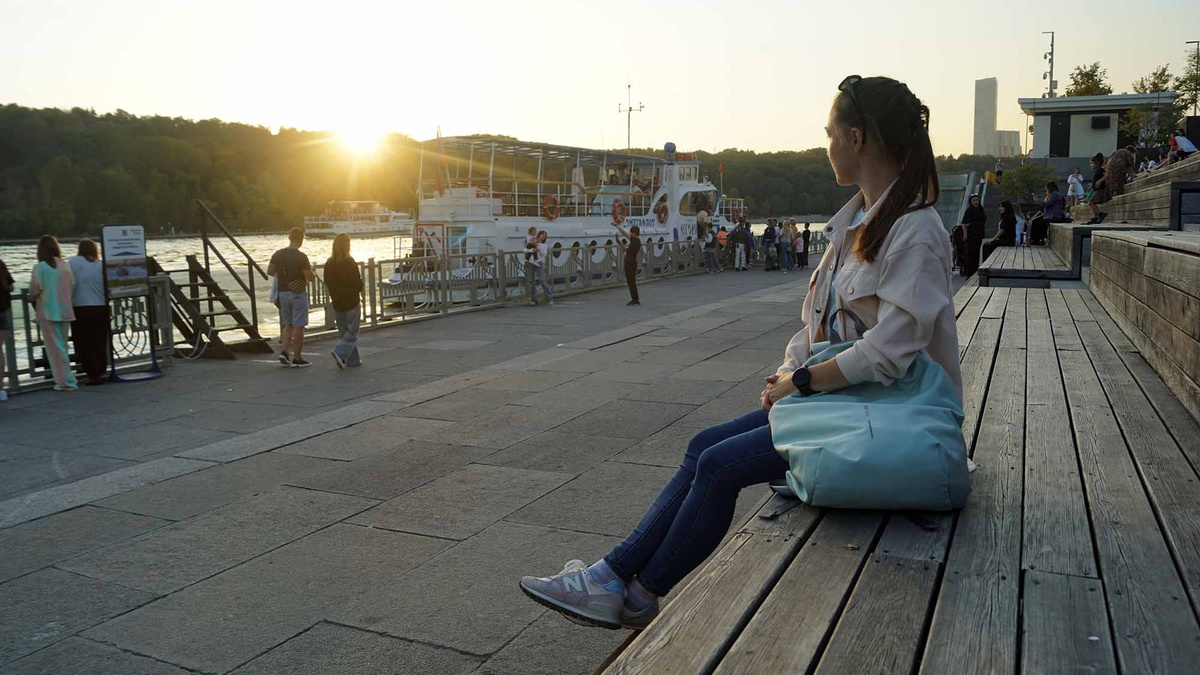 На причале "Лужники Центральный" удобная зона ожидания. Листайте галерею, чтобы увидеть ещё фото