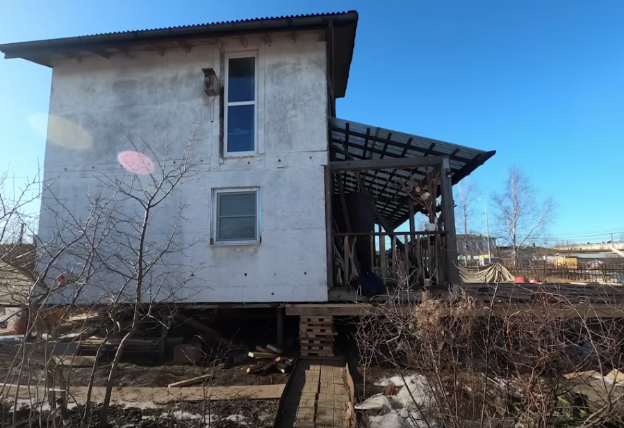 Устанавливаются временные пути из бруса, по которым дом будет перекатываться на новое место 