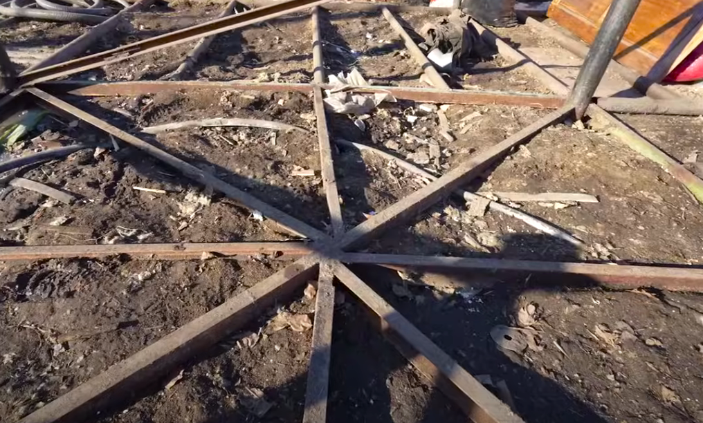 Нижняя обвязка смонтирована вплотную к земле