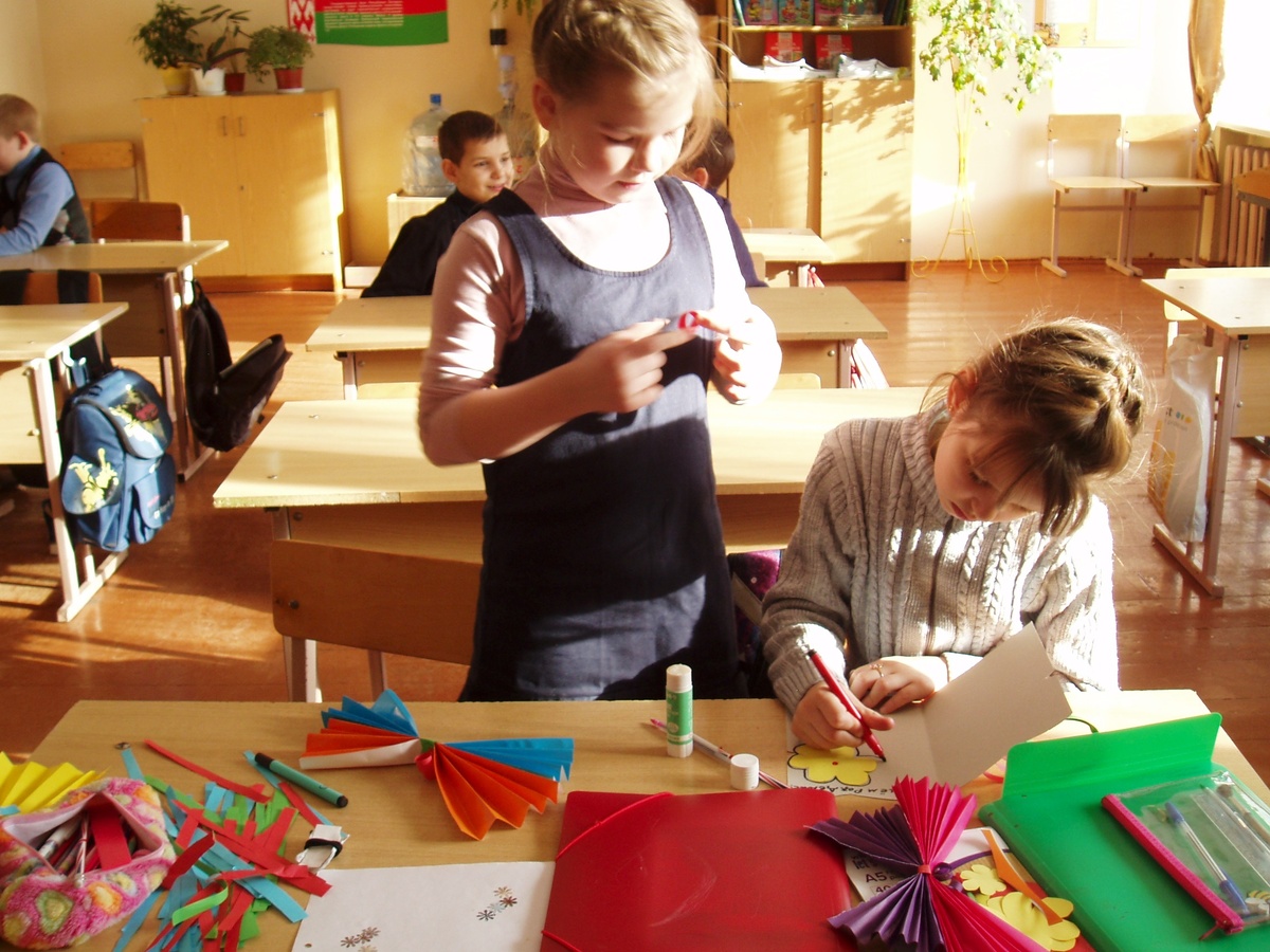 "Мальчики - налево, девочки - направо”.