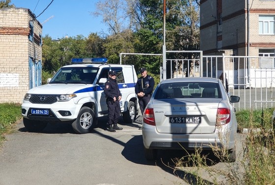    Сотрудники полиции у здания школы № 68 в Челябинске