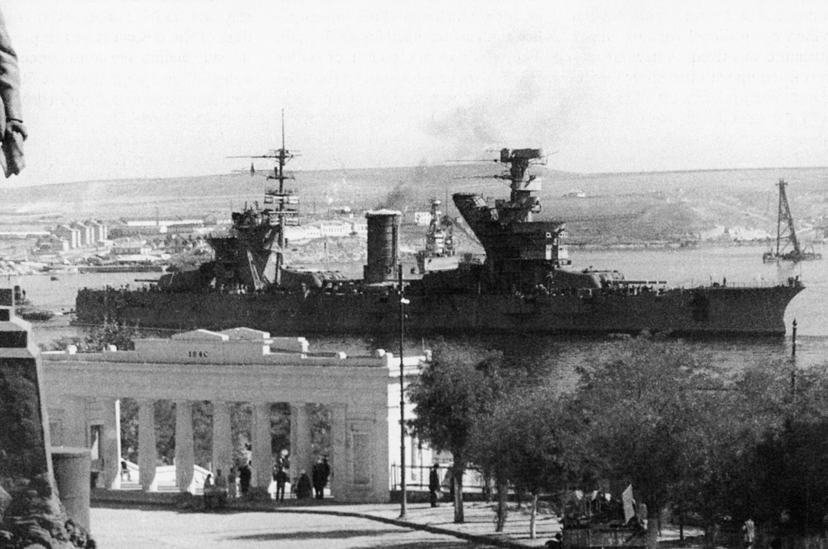 Линкор «Парижская коммуна» в Южной бухте Севастополя