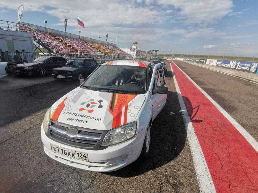 Lada Granta Центра автомотоспорта СФУ в боевой ливрее на Красном кольце