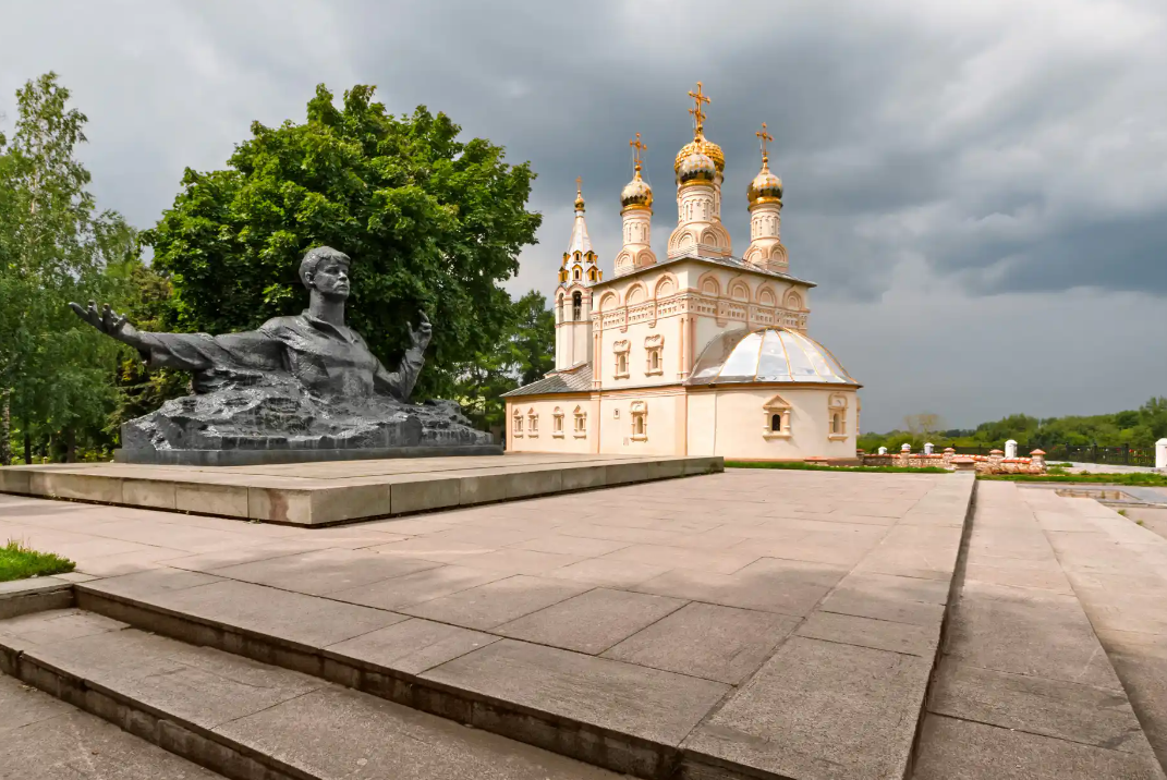 Памятник возле собора