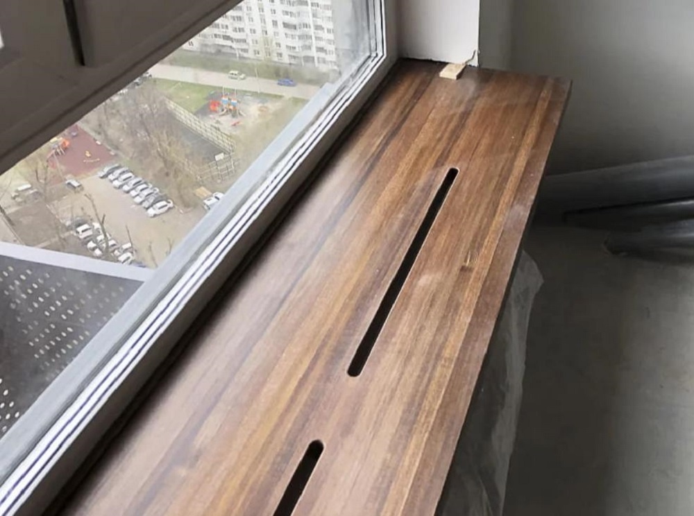 Лиственницу часто выбирают в качестве материала для подоконников в квартирах и частных домах