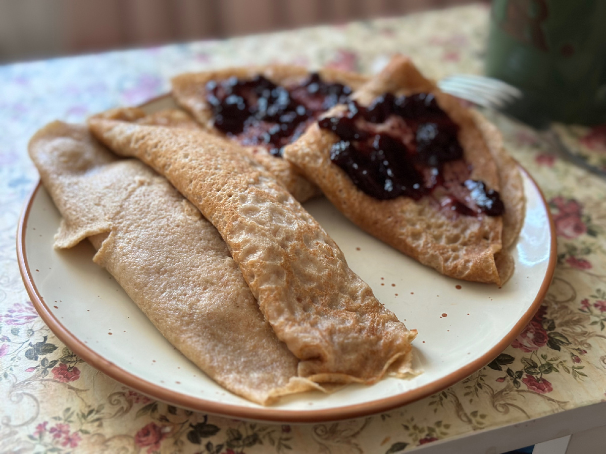 Блины с ветчиной и сыром, с черничным джемом