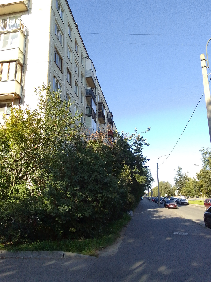 В этом доме находится квартира, которую унаследовал муж. Этаж третий, открытый балкон. Не слишком разбираюсь в сериях, но по-моему это Брежневка?