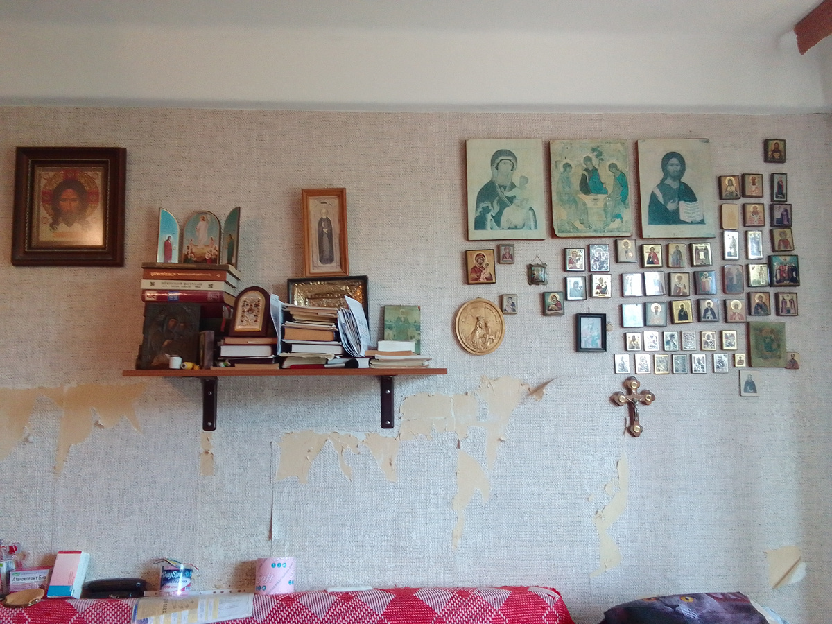 В квартире много икон, больших и маленьких. Куда всё это девать ума не приложу. Что-то себе оставим... Интересно, в церкви принимают🤔