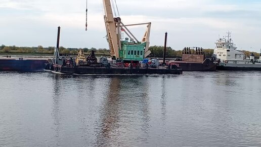 Идет РТ - 657 с плавкраном и баржой ⚓