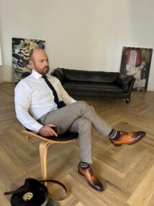 Мама и папа, дедушки и бабушки, дяди и тети, братья и сестры &ndash; все те, кто видел мужчину маленькими детьми, точно не подтвердят. Жена, которая также застала молодого мужчину в точке &laquo;о&raquo;, в момент начала взросления и низкого социального и финансового статуса, когда-то видела его ошибки и робость &ndash; также самооценку не поднимет. Ее этому никто не учил! Поэтому, не имея возможности развить свою самооценку в семье, часть мужчин примыкают к мужским группам по интересам: гонки по бездорожью, виндсерфинг, кайтинг, яхтинг, байкеры, рокеры, военные реконструкторы, ролевики, поисковики, пейнтболисты, любители компьютерных онлайн стратегий или шутеров и т.д. Но, как я уже говорил выше, успехи в тех или иных физически и психологических трудных видах досуговой деятельности, пока не становятся единым для всего общества эталоном мужского поведения. Для этого требуется наличие единого центра оценки, какими до этого традиционно выступали вожди племени, политические или религиозные лидеры, утратившие сейчас свой былой авторитет.