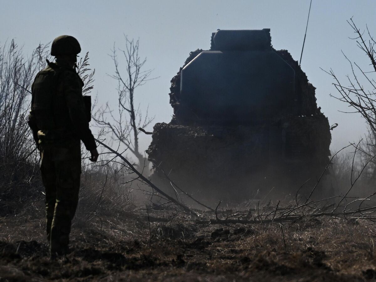    Военнослужащий зенитно-ракетного дивизиона ЦВО в зенитном ракетном комплексе "БУК М3" на СВО© РИА Новости / Станислав Красильников