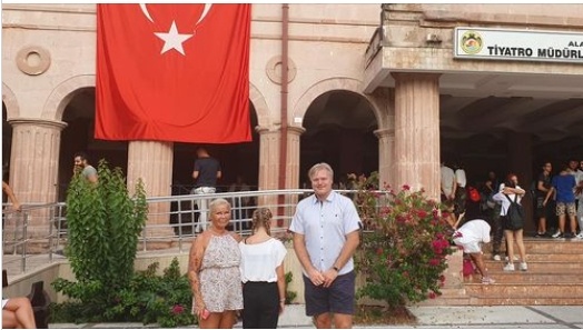 Ида, её дочь и Мариус Ряйкерос в Турции