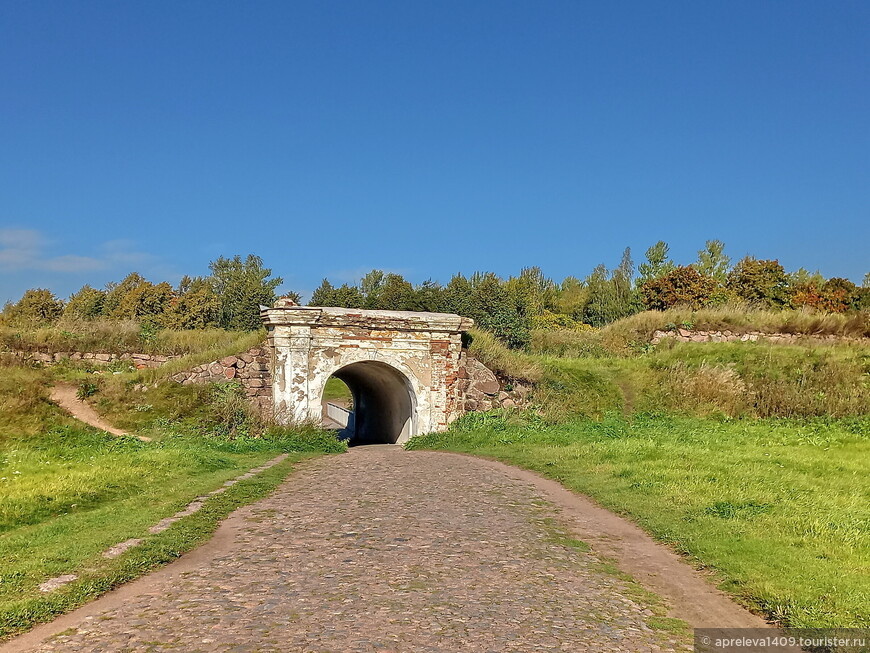 Дорога из города к парку шла по полю с такими вот старинными арками. Это Аннинские укрепления — часть оборонительных сооружений Выборга, сохранившаяся со времен Петра I © Елена apreleva1409.tourister.ru