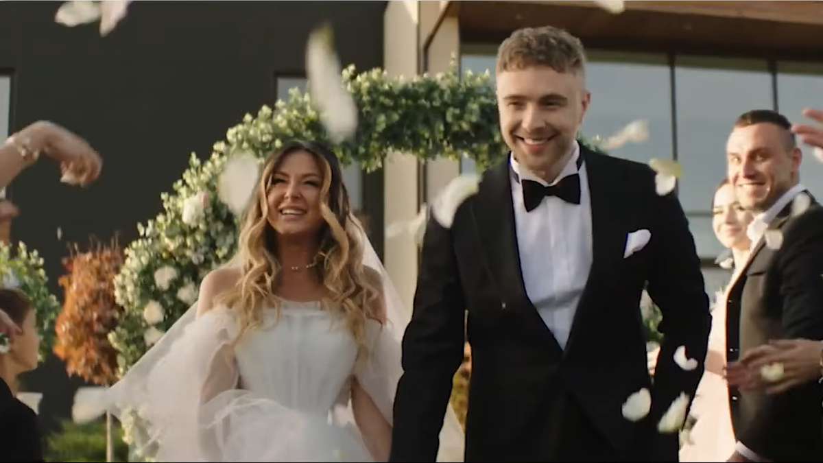 Кадр из клипа Егора Крида и Нюши на песню "Мистер и Миссис Смит"