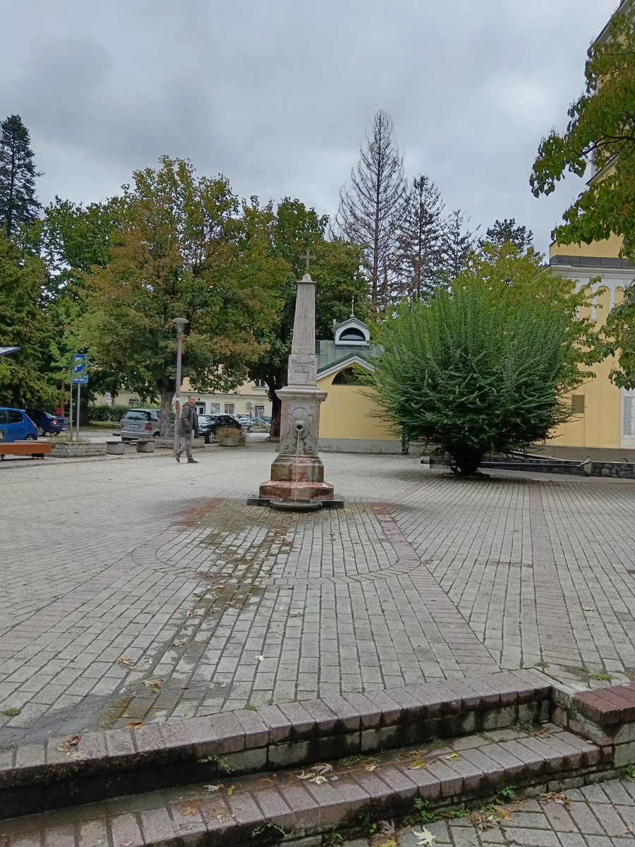 Фонтан в Ужице. Унылая сербская осень.