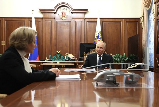    Президент РФ Владимир Путин и Анна Попова