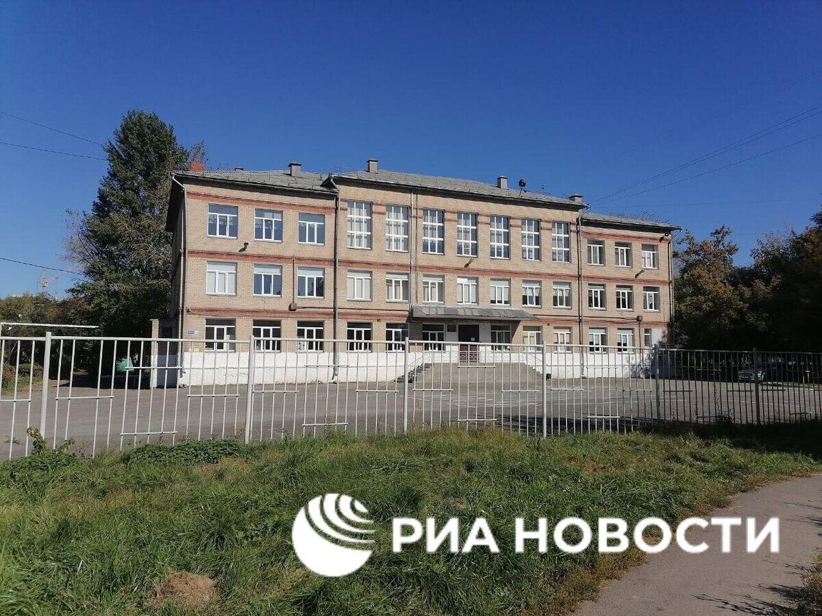    Обстановка у школы в Челябинске, где школьник напал с молотком на сверстников© РИА Новости