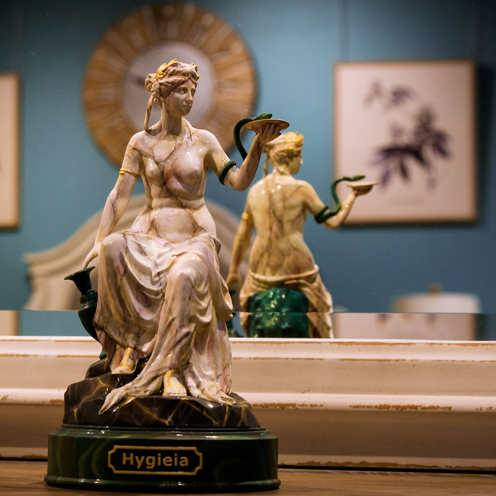 Рис.0 Змееносец с чашами-Богиня Гигея