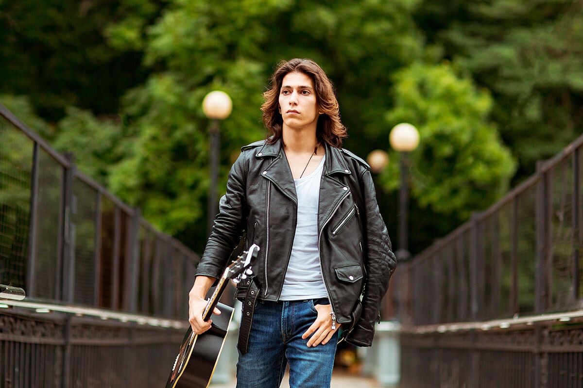 Кожаные куртки и джинсы — своего рода униформа классических рокеров. Источник: Shutterstock📷
