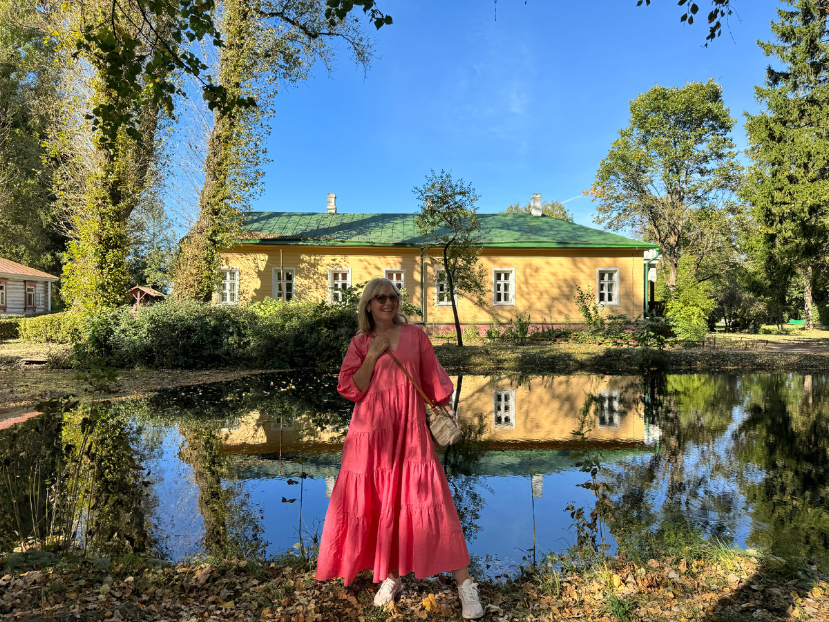 Главный дом усадьбы у пруда "аквариум". Здесь Чехов обдумывал свои сюжеты во время рыбалки. Фото из архива автора