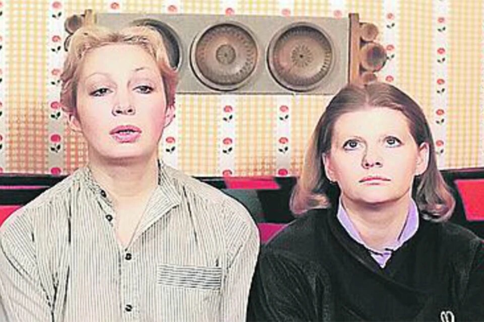 Расчетливая Сусанна (Татьяна Васильева, слева) основательно подходит к вопросу поиска мужа для скромницы Нади (Ирина Муравьева). Фото: Кадр из фильма 