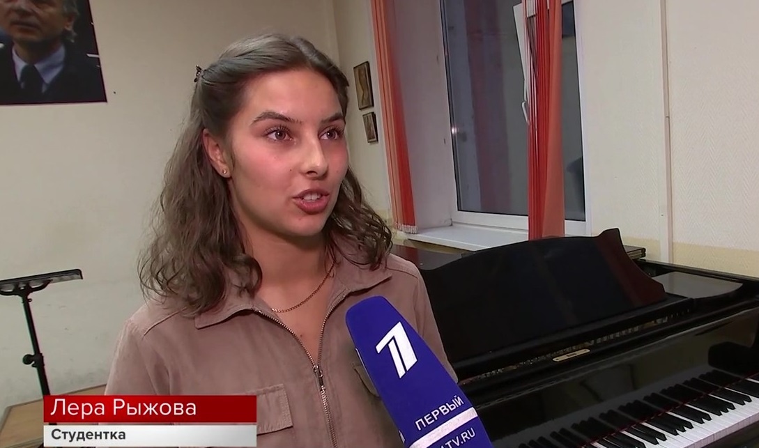 Лера Рыжова, будущая оперная певица, голосом которой поет в сериале Юра Соловьев