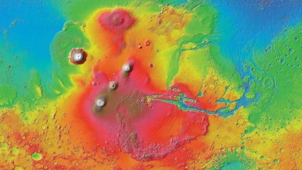    Фото: NASA/JPL-Caltech/ Arizona State University, Карта высот части поверхности Марса. Линия из трех вулканов — это горы Тарсис, гора Олимп на северо-западе