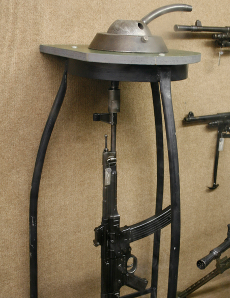 "Кривой" StG 44, предназначенный для стрельбы из специального маленького люка на бронетехнике. К сожалению, без перископического прицела. (Автор фото Der rikkk, CC BY 3.0)