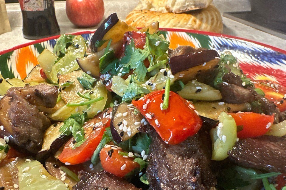     Три самых вкусных таджикских блюда в казане: салат с баклажанами «Чашма», суп «Мошубиринч» и угро-плов