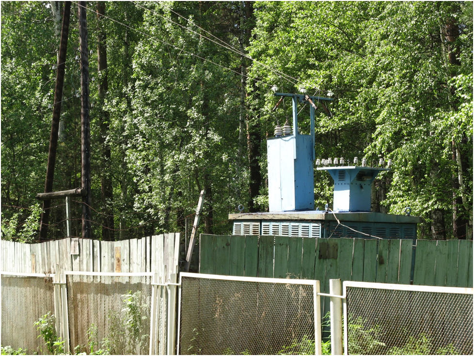 Наша лагерная трансформаторная подстанция.   Фото автора.