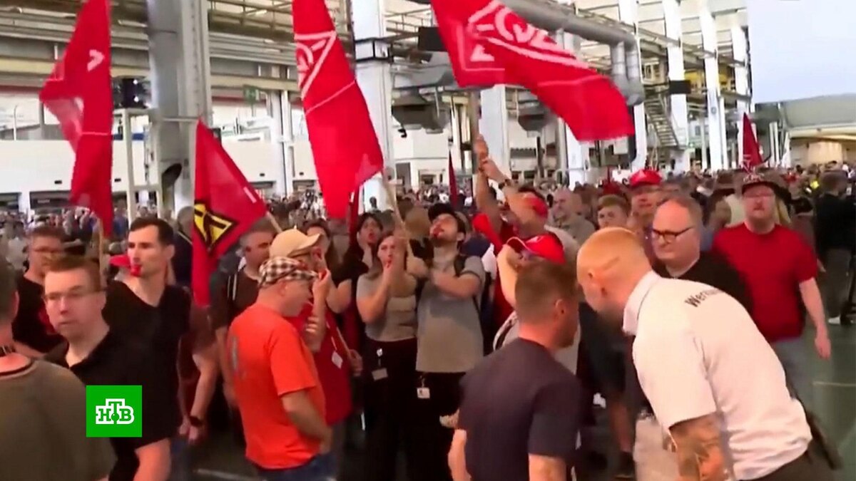    В Брюсселе бастующие работники завода Audi начали жечь покрышки