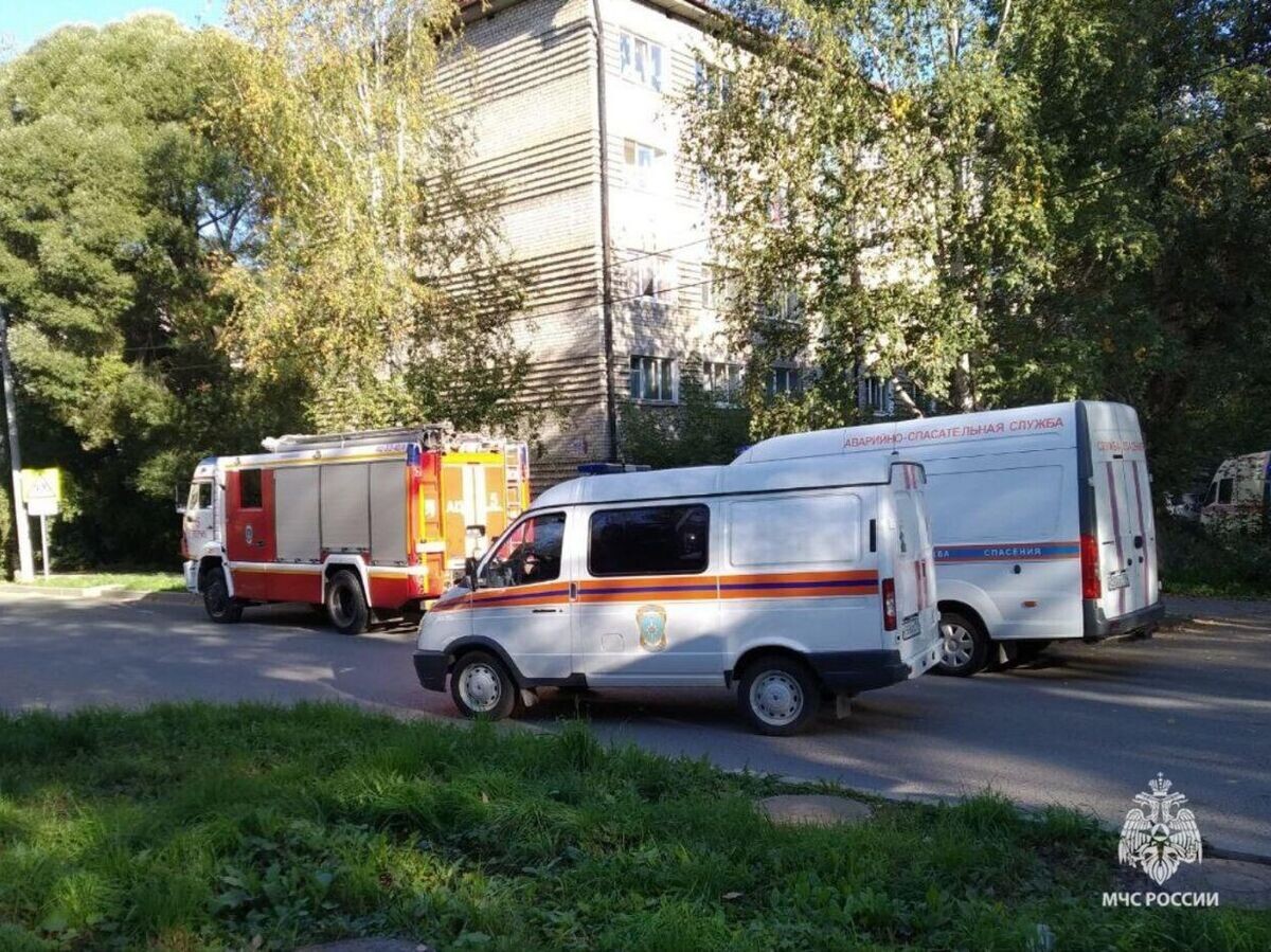    Автомобили МЧС России на месте обрушения перегородок между первым этажом и подвалом жилого дома на улице Клары Цеткин в Перми© Фото : МЧС Пермского края
