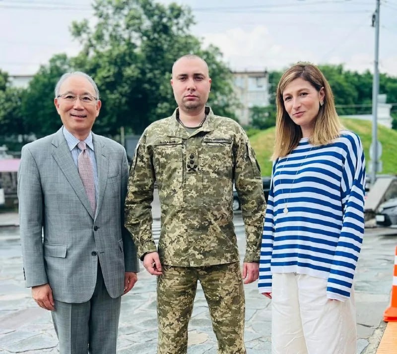 Такое фото Буданова* публиковали после вестей о его исчезновении. Шутили даже, что разным гостям столицы ставят для позирования картоного Кирилла. 