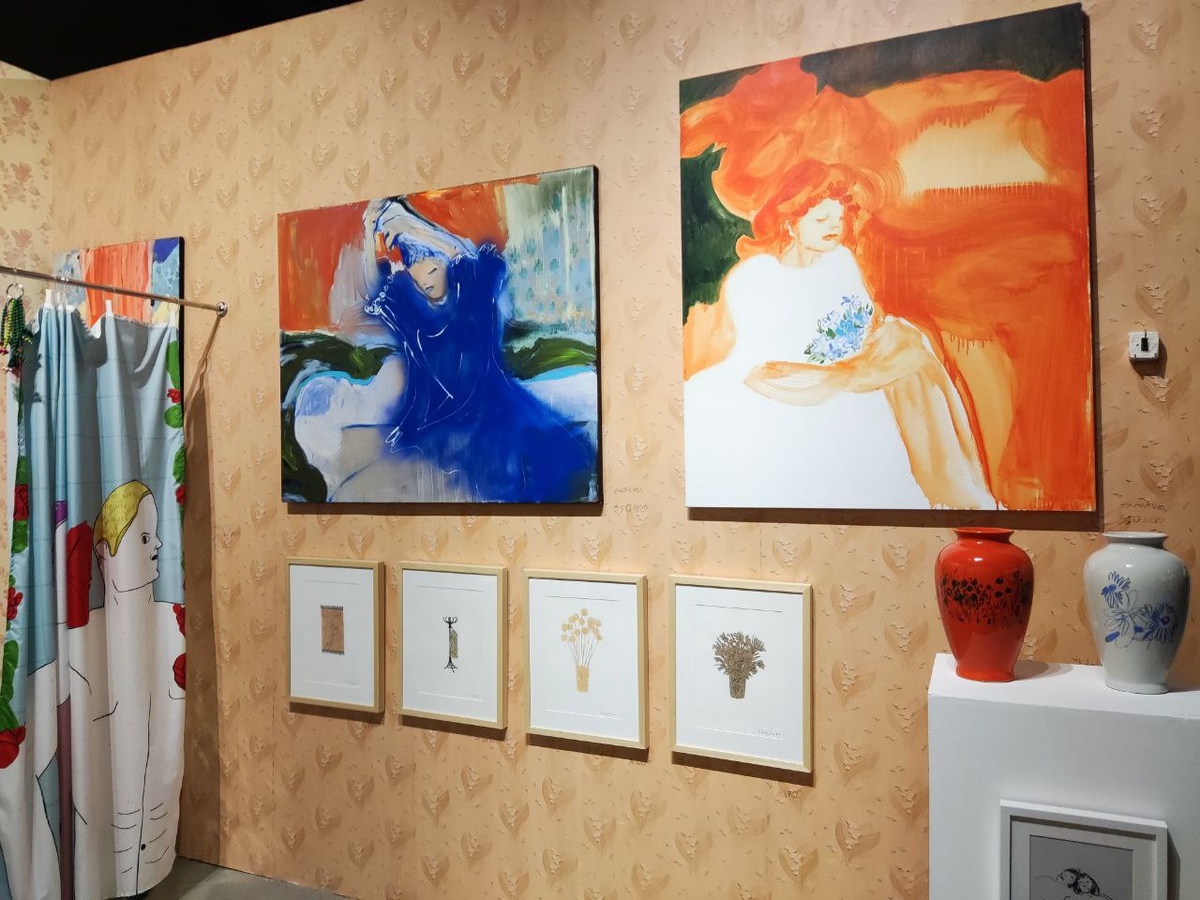 Экспозиция ярмарки молодого современного искусства Blazar 2024