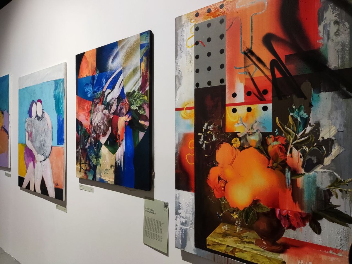 Экспозиция ярмарки молодого современного искусства Blazar 2024